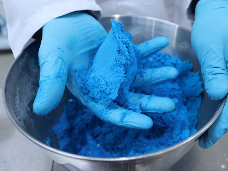 Making a bath bomb